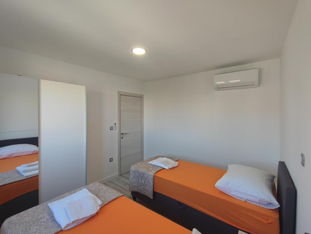 Dali II Apartment Novalja Bagian luar foto